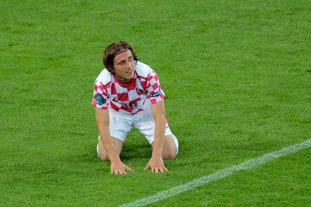 Luka Modric quỳ gối vì thất bại.